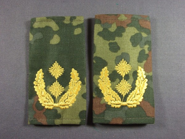Rangschlaufen Generalmajor, gelb auf Flecktarn