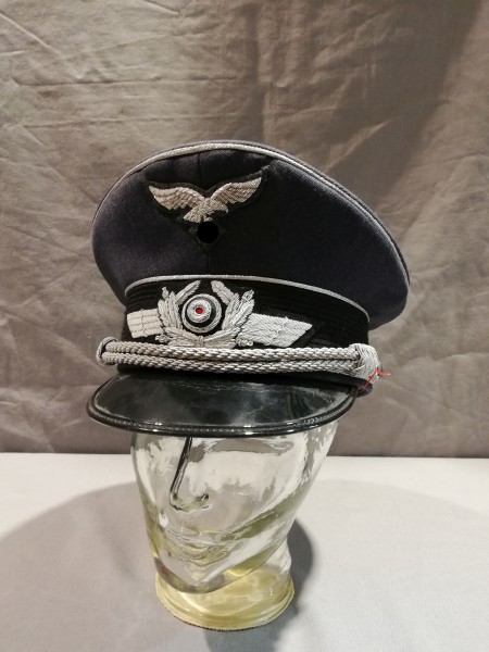 Wehrmacht Luftwaffe Schirmmütze für einen Offizier mit Abzeichen Größe 56
