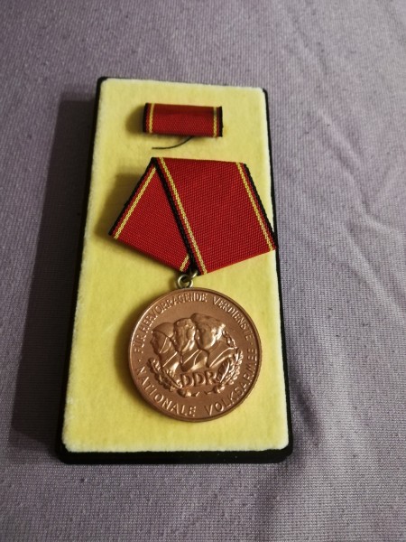 DDR Verdienstmedaille der Nationalen Volksarmee Bronze Bartel 147d
