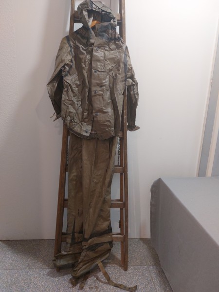DDR ABC - Anzug Gummi - Jacke und Hose in oliv mit Tasche Grösse ca.50