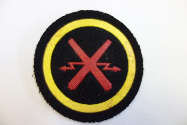 Dienstlaufbahnabzeichen Spezialist für Artillerie mit einem gelben Rand