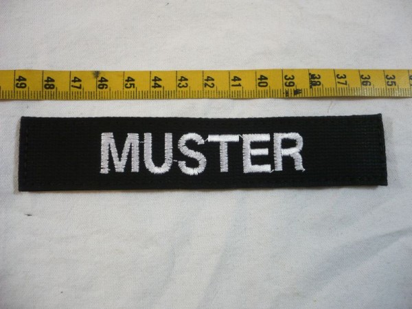 Allgemein: Namenstreifen, weiß auf schwarz maschinengestickt mit Klett, Namen zum Aussuchen- Namen A bis Z