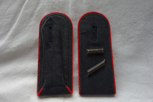 Schulterklappen Gefreiter UA dunkelgrau mit Lasche Artillerie