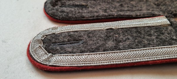 Schulterklappen Unteroffizier, blaugrau mit roter Paspel, ältere Fertigung