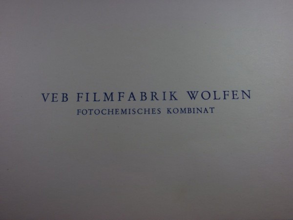 Urkunde blanko Schrift in blau unterhalb VEB Filmfabrik Wolfen Fotochemisches Kombinat