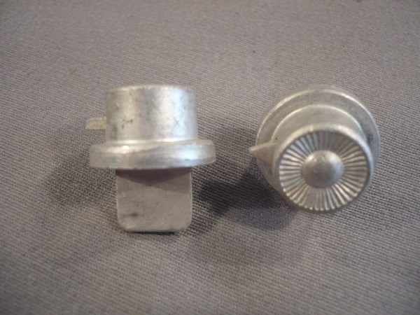 Allgemein: Tschakoriemen- Zubehör, Polizei Allgemein, 2x Knopf 91, Alu