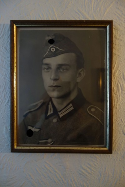 Wehrmacht Heer Bild Foto Soldat mit Schiffchen und Band Eisernes Kreuz