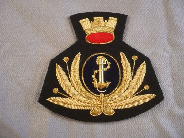 Mützenabzeichen mit Mauerkrone, Marine, handgestickt