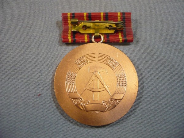 Verdienter Aktivist, in Bronze