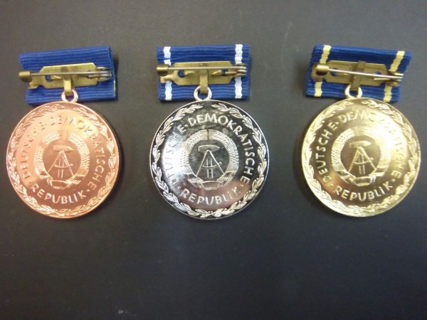 Pestalozzi Medaille für treue Dienste in Bronze, Silber, Gold