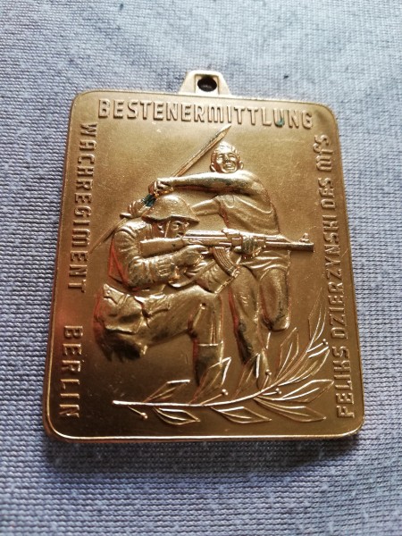 DDR MfS Medaille Dynamo Bestenermittlung Wachregiment Berlin F.Dzieryznski in Bronze