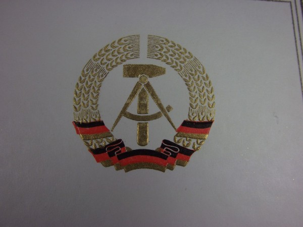Urkunde blanko goldener Rahmen mit 4 Linien und das Wappen der DDR alles geprägt 