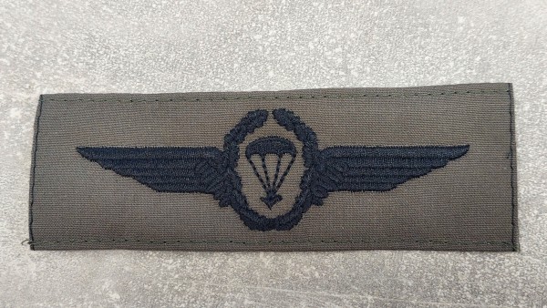 Bundeswehr Fallschirmspringerabzeichen BW Schwarz auf oliv maschinengestickt, großer Fallschirm