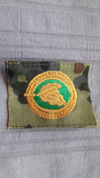 Führer im Fallschirmjägerspezialeinsatz bunt auf flecktarn (grünes Innenfeld) maschinengestickt