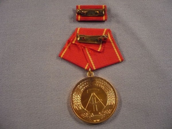 Medaille für Treue Dienste in den Kampfgruppen der Arbeiterklasse in Gold