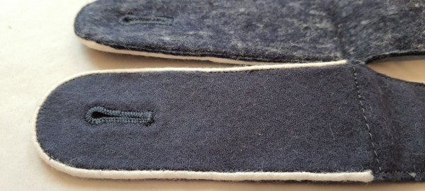 Schulterklappen Mannschaften, blaugrau mit weißer Paspel, ältere Fertigung