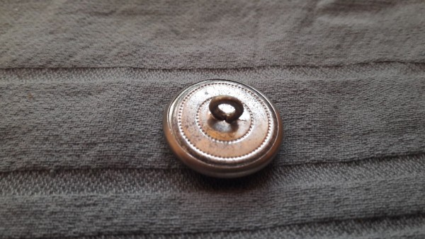 Knopf 24mm mit gekreuzten Schlüsseln evtl. Vatikan silber lange Öse
