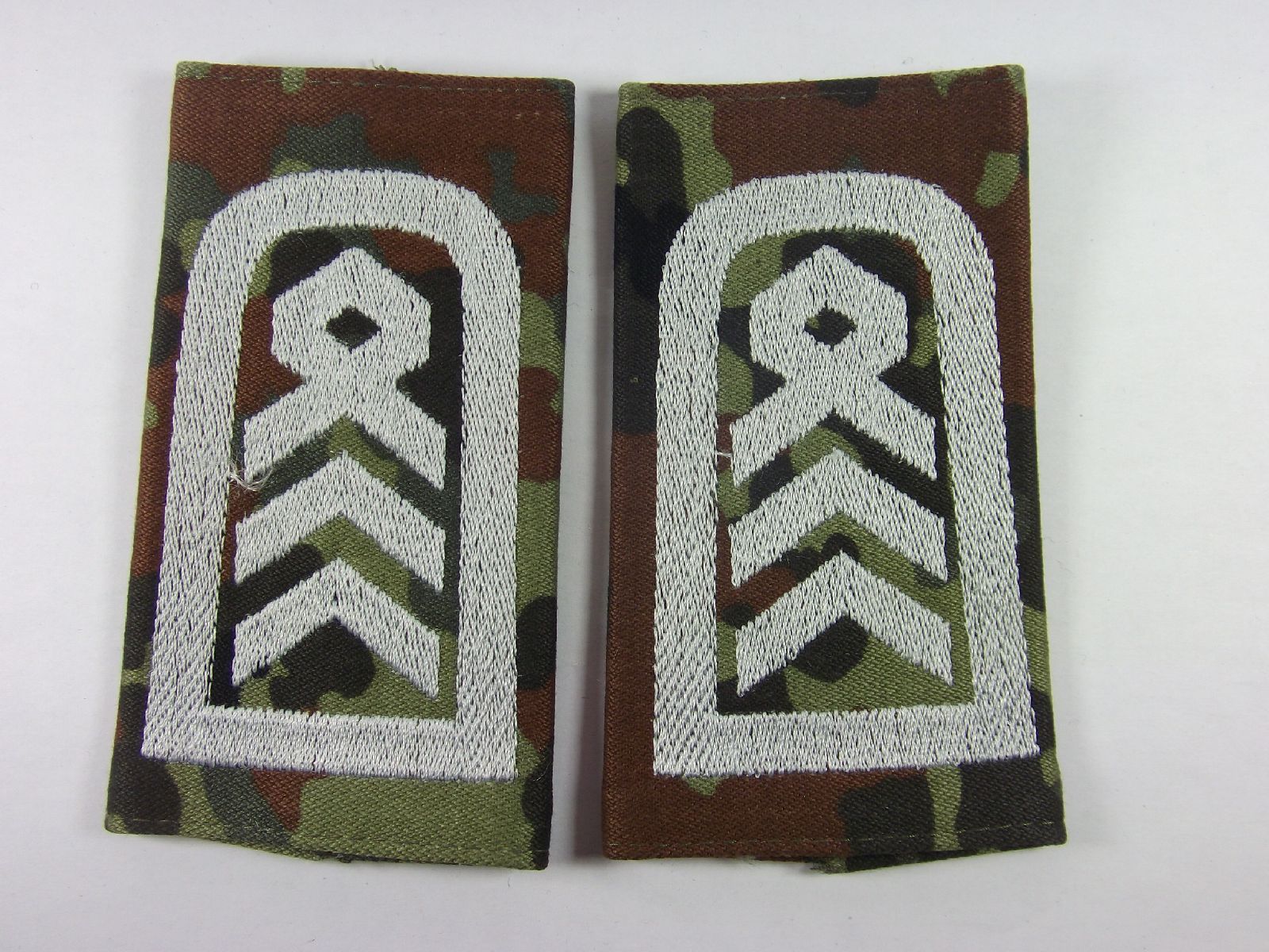 Rangschlaufen Oberstabsfeldwebel, weiß auf Flecktarn stephanmilitaria