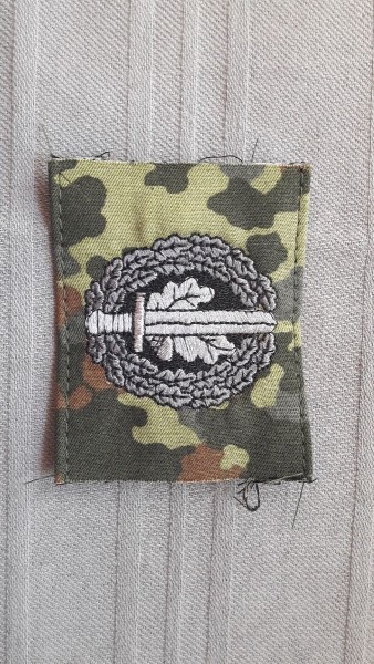 Kommandosoldat / Kommandoabzeichen KSK grau / schwarz maschinengestickt auf Flecktarn