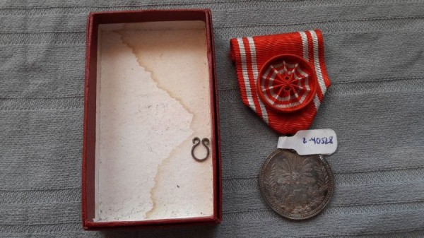 Medaille Rot Kreuz Japan in silber am Band mit aufgelegter Rosette in rotem Etui