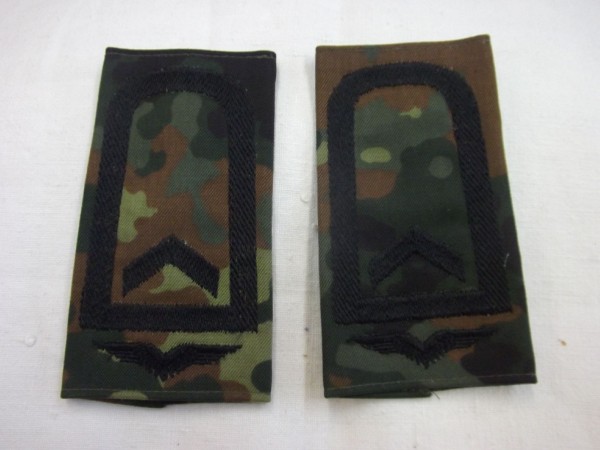 Rangschlaufen Feldwebel schwarz auf Flecktarn mit Schwinge