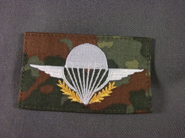 Fallschirmspringerabzeichen FR bunt auf Flecktarn maschinengestickt, ohne Stern