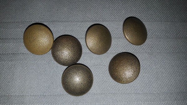 Allgemein: Knopf 21mm gekörnt altgold kurze Öse