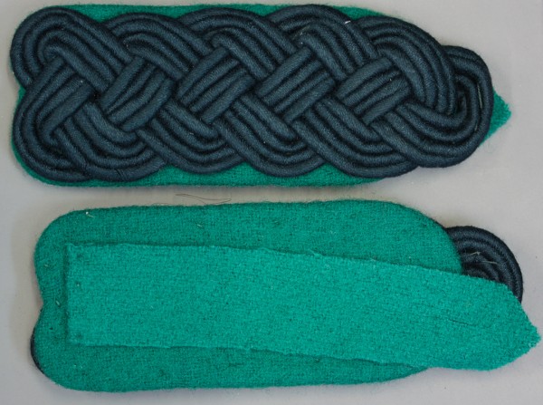 Schulterklappen, Volkspolizei, Major, für die Tarn- uniform, dunkelgrün auf mittelgrün, mit Schlaufen, Neu 