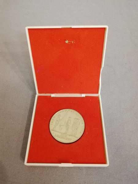 DDR Ehrenmedaille 30 Jahre NVA 1956-1986 dem ersten Regiment im Verleihungsetui