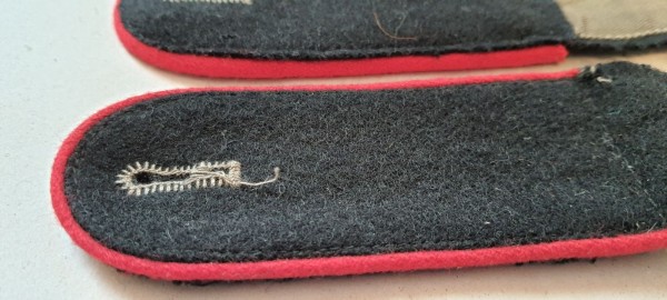 Schulterklappen Mannschaften, schwarz mit roter Paspel, ältere Fertigung