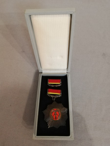 DDR Vaterländischer Verdienstorden Silber (4c) im Etui