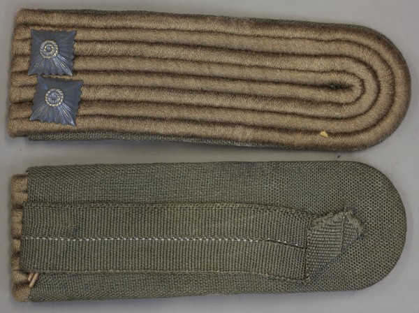 Schulterklappen,Leutnant, 2 Sterne in matt grau, mit Schlaufen, Neu