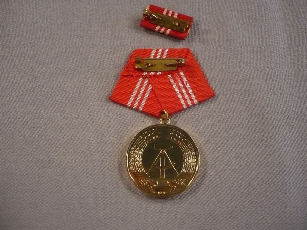 Medaille für treue Dienste in den Kampfgruppen der Arbeiterklasse, in Gold