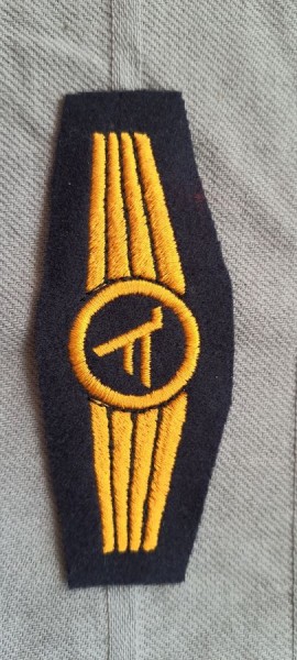 Tätigkeitsabzeichen Führungsdienstpersonal in gold mit gold maschinengestickt auf dunkelblau