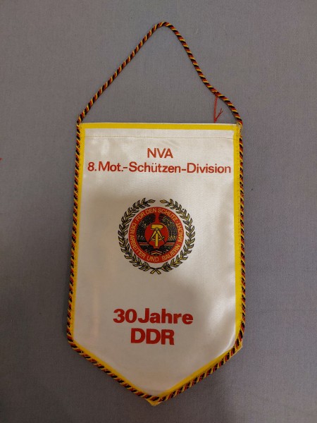 DDR Tischfahne/ Tischwimpel NVA 8.Mot.-Schützen-Division 30 Jahre DDR für hervorragende leistungen S
