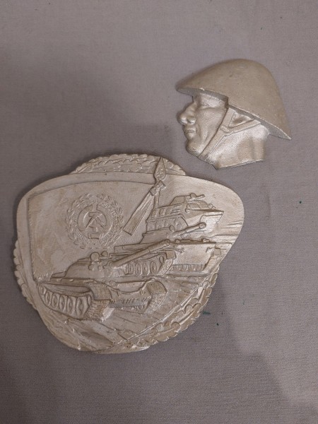 DDR Wandplatte 2 Teile - Kopf und Schild Panzer und Schützenpanzer