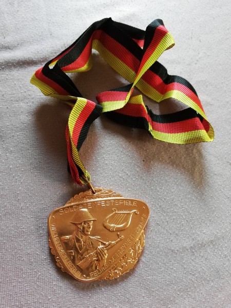 DDR Siegermedaille Soldatenfestspiele Wachregiment Berlin Feliks Dzierzynski des MfS in Bronz