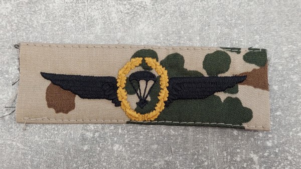 Bundeswehr Fallschirmspringerabzeichen BW gold auf Wüstentarn maschinengestickt, großer Fallschirm