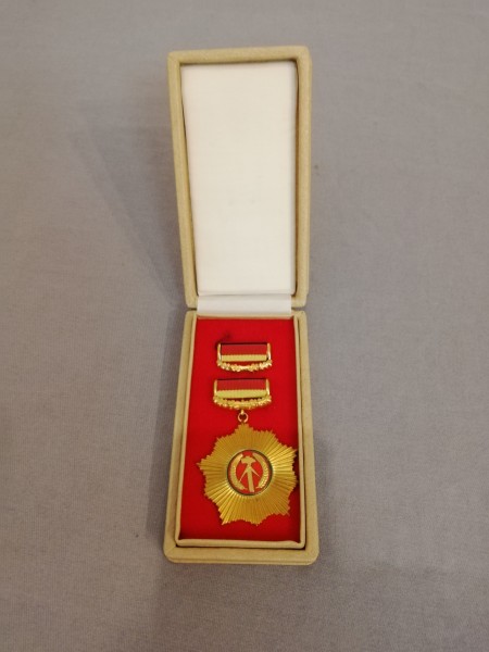 DDR Vaterländischer Verdienstorden Gold (3e) im Etui