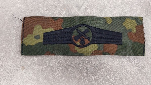 Bundeswehr Tätigkeitsabzeichen Rohrwaffenpersonal Schwarz auf Flecktarn