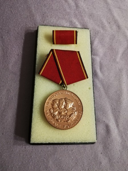 DDR Verdienstmedaille der Nationalen Volksarmee Bronze Bartel 147d