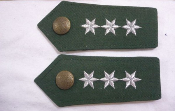 Schulterklappen Polizei grün 3 Sterne silber, Druckknopf