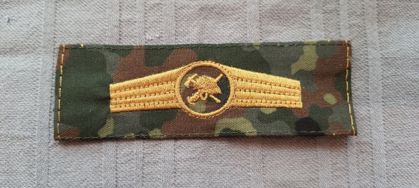 Tätigkeitsabzeichen Brandschutzpersonal in gold maschinengestickt auf flecktarn