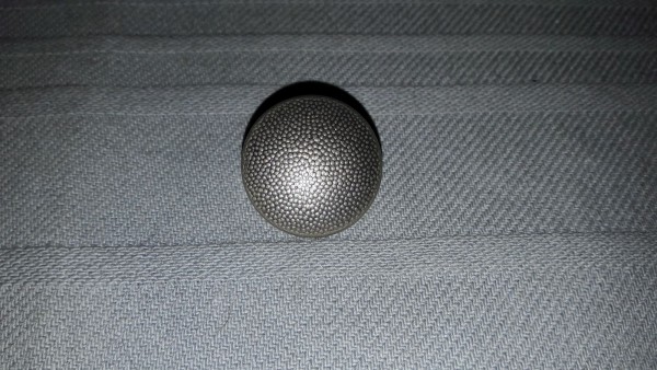 Knopf 21mm gekörnt altsilber kurze Öse