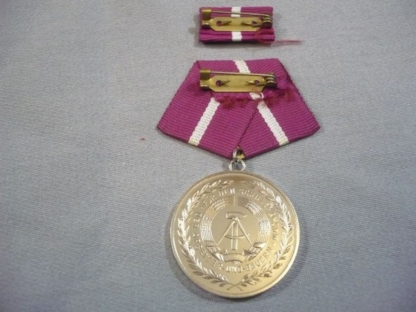 Medaille für treue Pflichterfüllung in der Zivilverteidigung in Silber Bild ist Muster