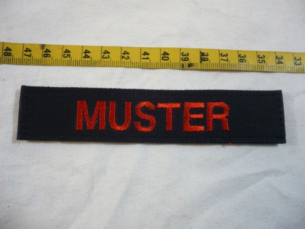 Allgemein: Namenstreifen, rot auf blau maschinengestickt mit Klett, Namen zum Aussuchen- Namen A bis Z