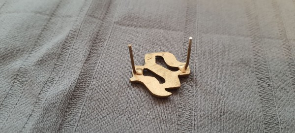 Schulterklappenauflage " W " für Wachregiment Berlin in gold