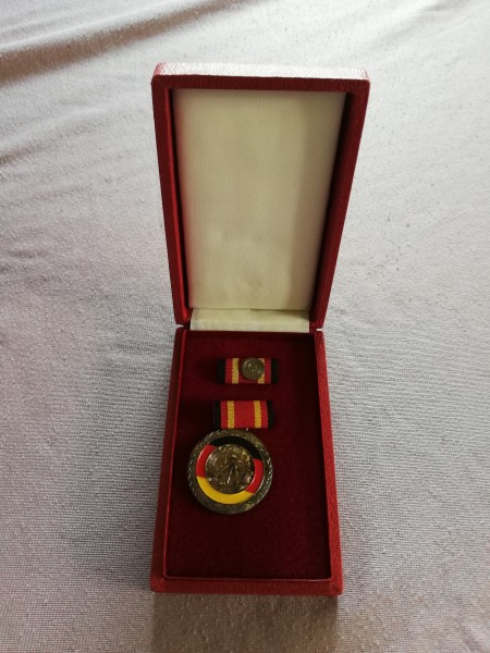 DDR Verdienstmedaille der DDR im Etui Bartel 174b