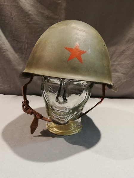 Czecheslowakei Stahlhelm vz 53 hergestellt 1959 mit rotem Stern