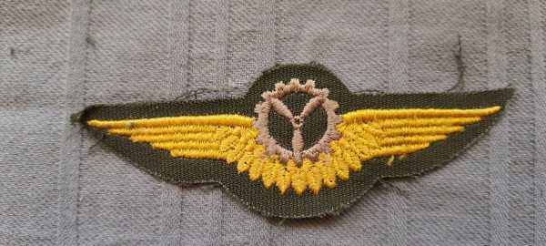 Tätigkeitsabzeichen Bordmechaniker, bronze gold auf oliv